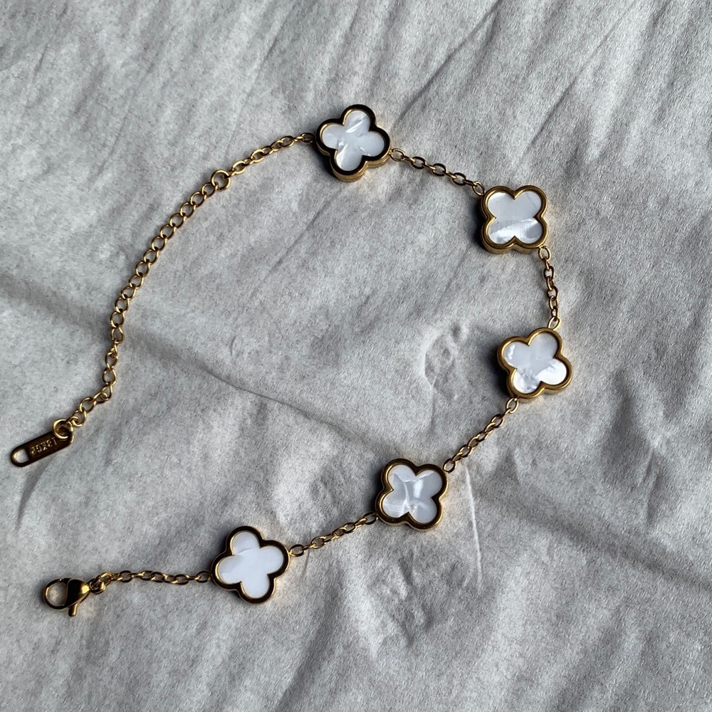 Chic Gold and White Clover Bracelet